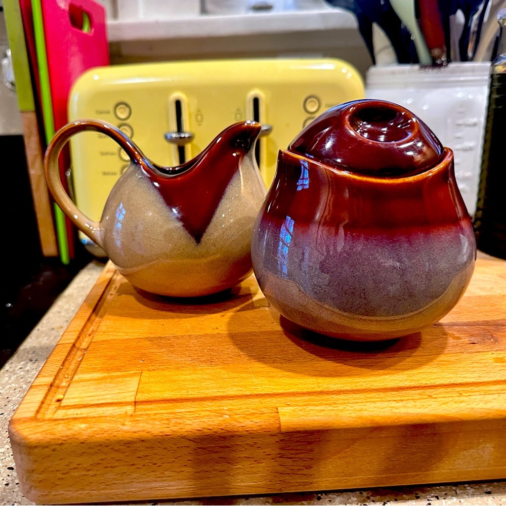 Coffee creamer and sugar container.